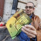 El escritor Jesús Borro Fernández, con un ejemplar de su última novela.