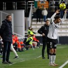 A la izquierda, Ramis observa desde la banda.