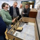 Marcos Rico García-Inés (en mitad del grupo) atiende a las explicaciones de José Matesanz.