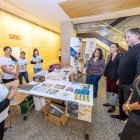 Miembros de todos los grupos políticos del Ayuntamiento han visitado el mercadillo solidario de la jornada 'Cultura y Talento'.