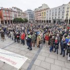 Cientos de burgaleses se congregaron en la Plaza Mayor para pedir la reapertura del Directo.