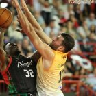 Ramón Vilà trata de bloquear al jugador rival Reginald "Reggie" Johnson Jr.