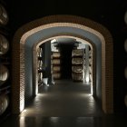 Sala de barricas de una bodega de Ribera del Duero