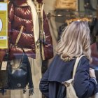 Comercios del centro de la capital burgalesa con los carteles de la campaña de bonos al consumo.
