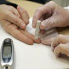 Una persona se hace una prueba de glucemia capilar.