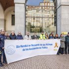 Instante del minuto de silencio por las víctimas de accidentes de tráfico celebrado en la subdelegación del Gobierno.