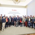 Foto de familia de las asociaciones, administraciones y empresas reconocidas por su participación en la inserción laboral de personas con capacidades diversas.