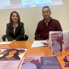 El concejal Andrés Gonzalo junto a la técnica, Ana Pajares