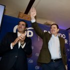 El presidente del PPCyL, Alfonso Fernández Mañueco clausura la Junta Directiva del Partido Popular de León, acompañado por el presidente de la gestora en la provincia, Juan Carlos Suárez Quiñones.