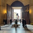 La puerta de Santa maría se abre, pero no se retira, para que las piezas de las Puertas de Antonio López entren en la que será su casa.