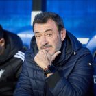 Jesús Galván en el banquillo de Mendizorroza durante el derbi contra el Burgos CF.