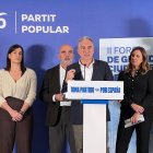 El vicesecretario de Coordinación Autonómica y Local del PP, Elías Bendodo, con los alcaldes María José Catalá (Valencia), Gema Igual (Santander), Xavier García Albiol (Badalona) y Manu Reyes (Castelldefels), y el líder del PP en Barcelona, Dani Sirera.