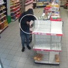 Cámaras de seguridad captan a uno de los detenidos robando en una de las tiendas.