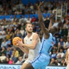 Fischer busca a quien pasarle el balón, ayer en Lugo.