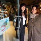La presidenta de la Asociación de Comerciantes Centro Burgos, Patricia Gil (derecha), en la entrada de Kemly.
