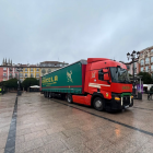 Camión con material para los domos en la Plaza Mayor el pasado lunes 24 de noviembre.