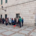 Varias personas esperan para entrar en el Padrón.