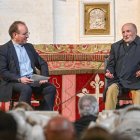Diálogo entre el artista manchego creador de las nueva puertas de bronce Antonio López, y el canónigo Carlos Izquierdo