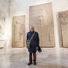 El artista Antonio López posa frente a las puertas en el Museo de la Catedral.