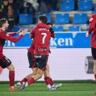 Los jugadores del Mirandés celebran el gol de Varela.