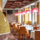 Vista del horno y el comedor del Asador San Lorenzo, restaurante tradicional especializado en lechazo asado en horno de leña, cocina castellana y producto de proximidad.