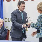 El presidente de la Junta recibe el premio de manos de la reina Sofía.
