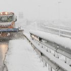 Archivo - Una quitanieves circula por una carretera nevada en Burgos.