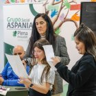 Dos usuarias del centro leen un poema en la celebración del Día de la Discapacidad.