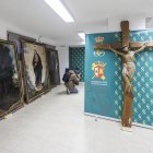 A la derecha, la pieza más antigua recuperada, un Cristo del siglo XIV.
