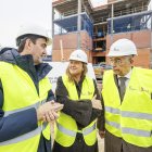 Juan Carlos Suárez-Quiñones, Cristina Ayala y Roberto Saiz en las obras del complejo de viviendas sociales proyectado en Burgos.