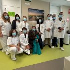 El equipo sanitario junto al presidente de la Asociación contra el Cáncer de Aranda