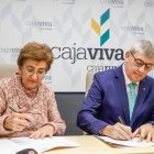 La presidenta de Apacid, Pilar Lara, y el presidente de Cajaviva Caja Rural, Jesús María Hontoria, suscriben el convenio de colaboración.