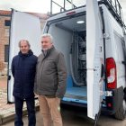 Jaime Fernández y Carlos Niño con la unidad movil para controlar  la calidad del aire.