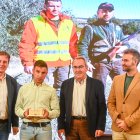 Ricardo Ramos, el vigente campeón de España, junto a los responsables de la Diputación y el alcalde de su pueblo.