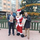 Miguel Ángel Iniestra (Zona G) y el concejal de Comercio, César Barriada, con Mickey Mouse en Gamonal.
