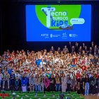 Los participantes se retratan en el escenario.