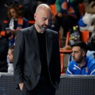 Juste, con gesto serio en la banda mientras Tizona se encadenaba a la derrota en casa ante el COB.