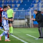 Jesús Galván anima a sus jugadores desde la banda de Mendizorroza durante el partido contra la Real B.