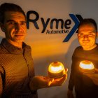 Eduardo Medina, director, y Daniel Martínez muestran la baliza diseñada por Ryme Automotive.