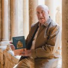 José María Pérez 'Peridis', con su última novela, ‘El tesoro del convento caído’.