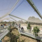 Paseo por el aviario, que permite contemplar algunas de las aves no recuperables que residen en el Centro de Biodiversidad de Burgos.