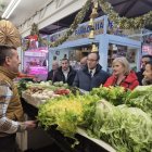 La consejera de Industria, Comercio y Empleo, Leticia García, en su visita al Mercado de Abastos de Ciudad Rodrigo (Salamanca).