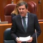 El consejero de Economía y Hacienda, Carlos Fernández Carriedo, responde a una pregunta parlamentaria.