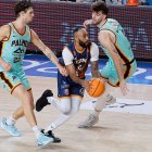 Jackson pasa entre dos rivales.