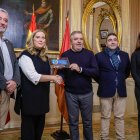 Acto de entrega del sello de Turismo Familiar a la ciudad de Burgos.