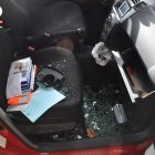 Uno de los vehículos asaltados por los dos sospechosos.