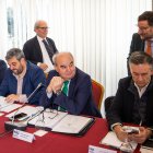 Nacho San Millán (a la izquierda, de pie), pasa por detrás de Andrés Hernando (centro) en la Junta Directiva de FAE.