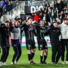 Los jugadores del Burgos CF celebran el triunfo con la afición.