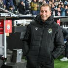 Ramis, con gesto de satisfacción en el banquillo de El Plantío, durante el partido ante el Getafe.
