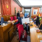 Ignacio Peña y Fernando Martínez-Acitores (Vox), en el último pleno municipal.